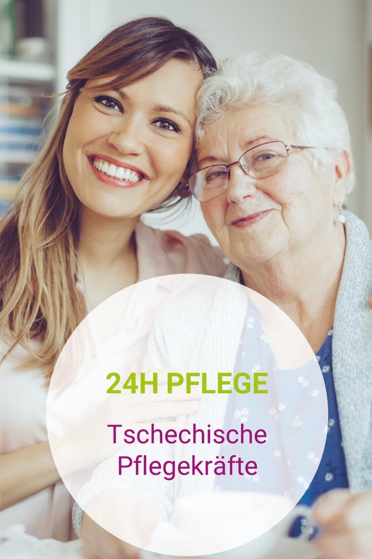 Tschechische Pflegekraft umarmt eine Seniorin