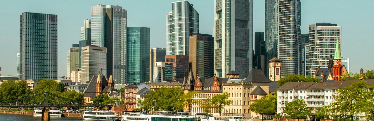 Frankfurter Skyline mit Mainufer und Bankenviertel